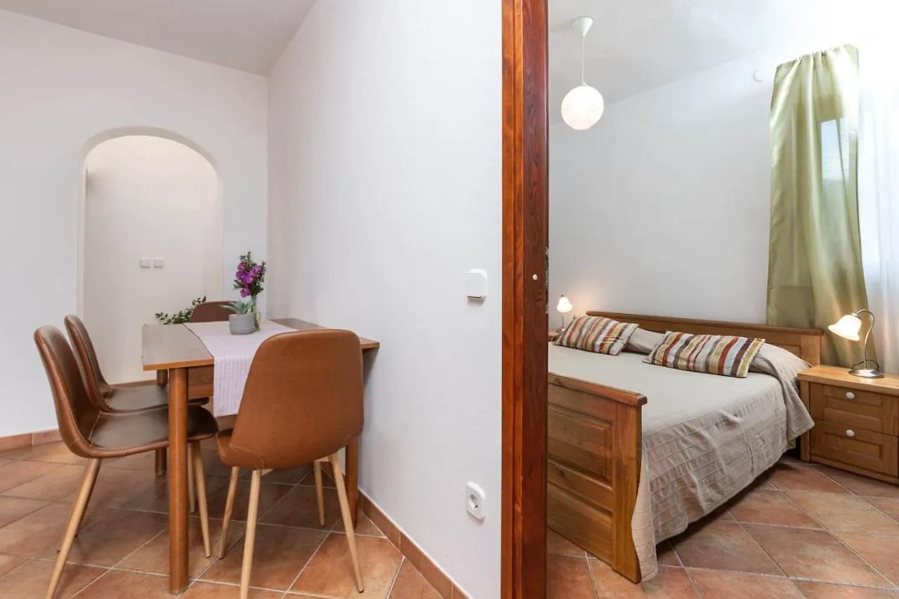 פורץ Apartments Saladinka